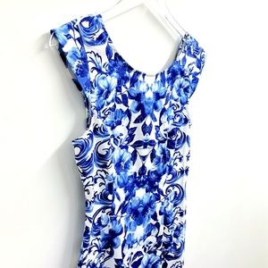 Forever21 Fitted Floral Pattern Sleeveless Dress